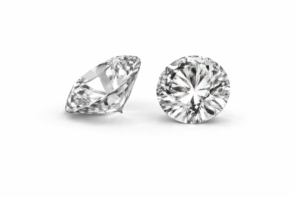 Diamant de synthèse taille brillant vu de profil et de face sur fond blanc l Laveran Paris